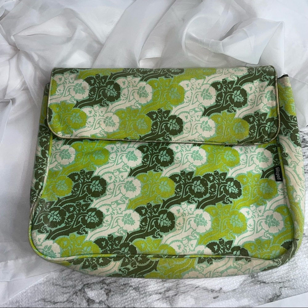 Lifepod Green Floral Print Laptop Case